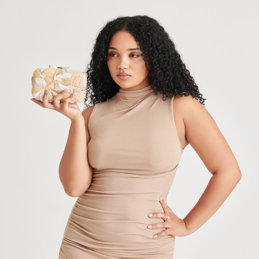 pochette a margherita con perline naturali