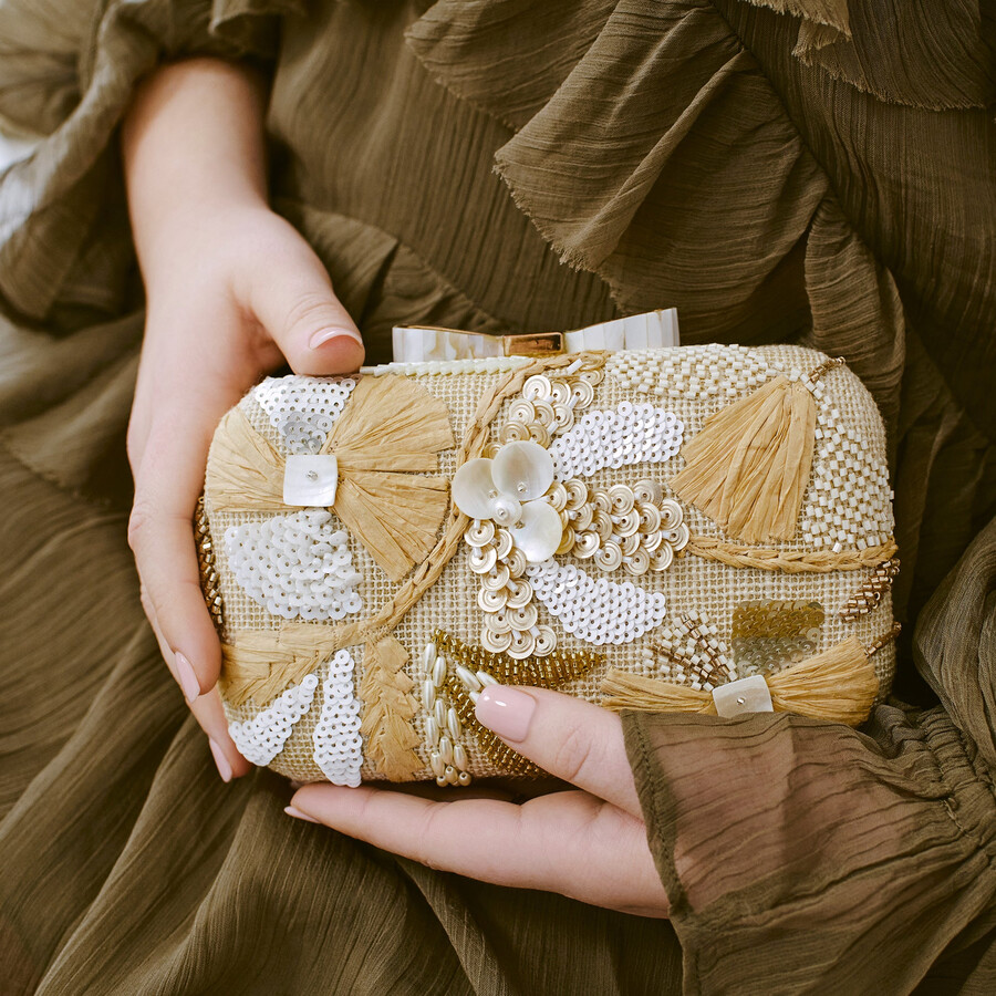 pochette a margherita con perline naturali