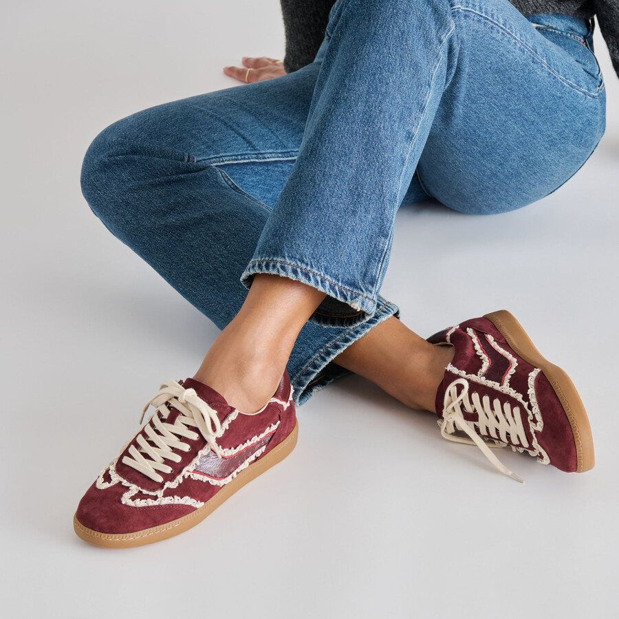 avviso sneakers con lacci in pelle scamosciata color sangue di bue